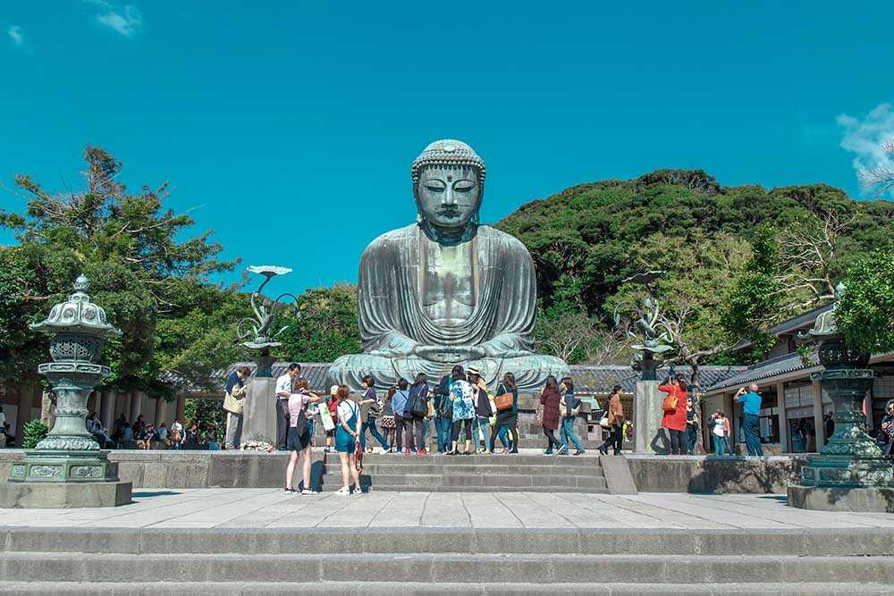The Great Buddha of Kamakura is popular with tourists all year round. 